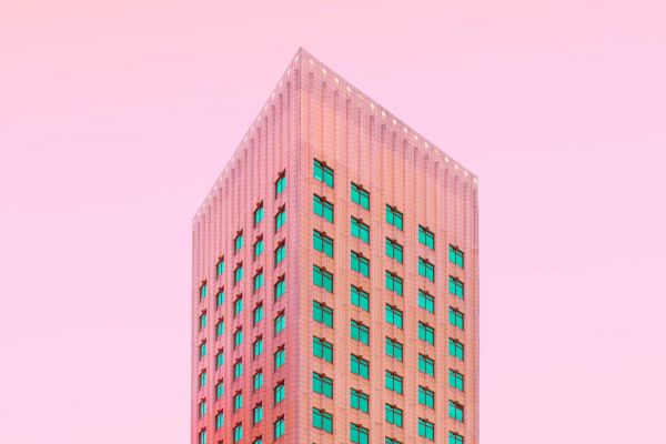 Moderne Architektur vor orangem Himmel